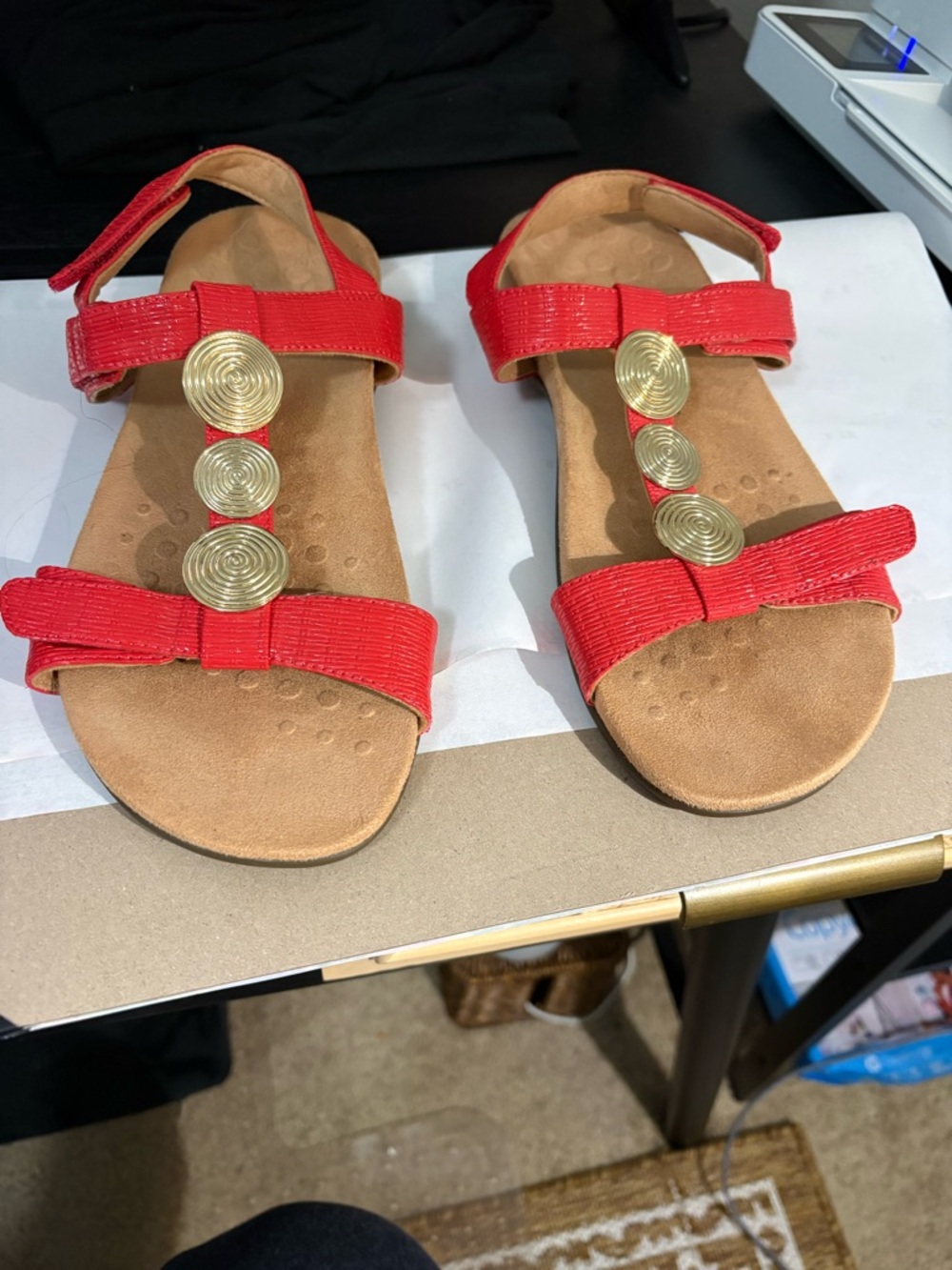 Women's Vionic Farra T-Strap Sandal red patent  w/ gold detail  SZ. 9 wide